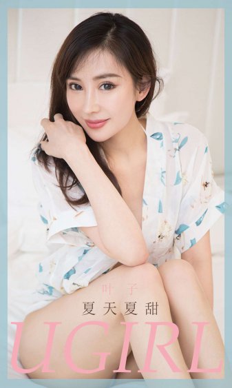 摸美女胸部和臀部